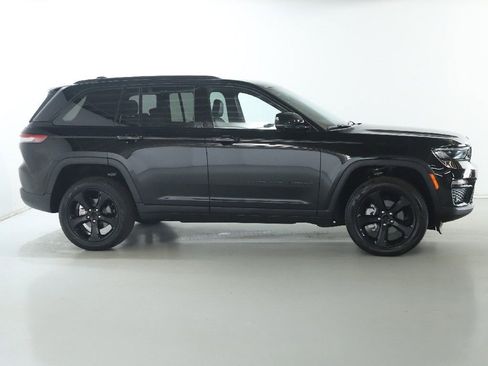 Used 2025 Jeep Grand Cherokee Limited w/ Luxury Tech Group II AWD/4WD image 11