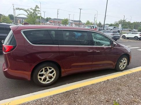 Used 2018 Chrysler Pacifica Touring Plus w/ Tire & Wheel Group FWD image 7