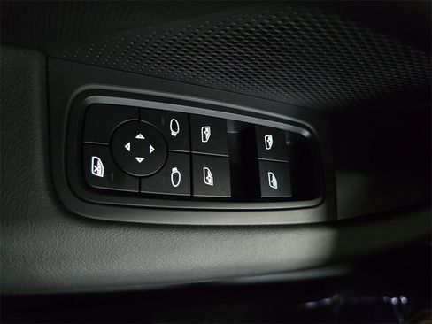 Used 2023 Porsche Taycan image 21