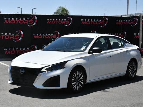 Used 2024 Nissan Altima 2.5 SV FWD image 3