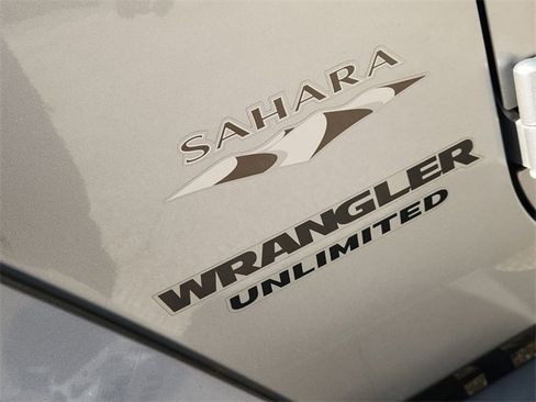 Used 2017 Jeep Wrangler Unlimited Sahara w/ Connectivity Group image 28