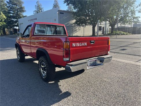 Used 1993 Nissan Pickup 4x4 Regular Cab image 3