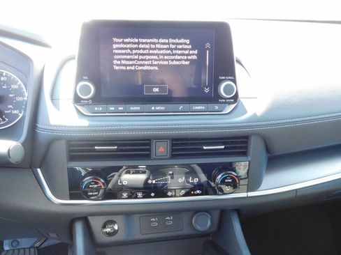 Used 2025 Nissan Rogue SV FWD image 12