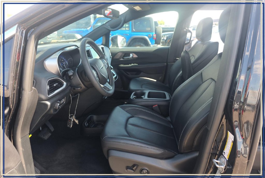 Used 2026 Chrysler Pacifica Select FWD image 2