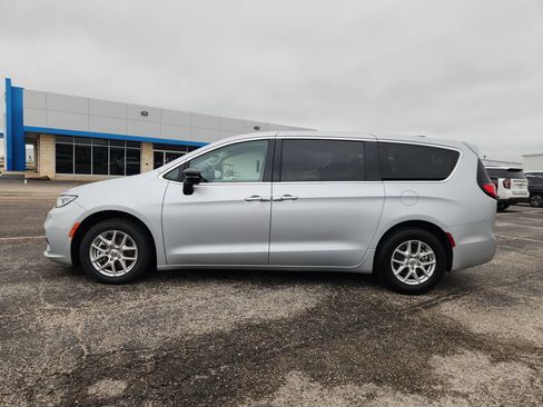 Used 2024 Chrysler Pacifica Touring-L FWD image 4