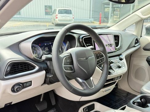 Used 2023 Chrysler Pacifica Touring-L FWD image 16