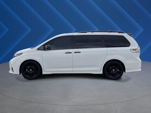 Used 2020 Toyota Sienna SE w/ Nightshade Edition FWD image 6