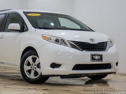 Used 2011 Toyota Sienna LE image 2