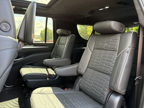 Used 2025 Cadillac Escalade ESV Sport Platinum w/ LPO, ONYX Package AWD/4WD image 9