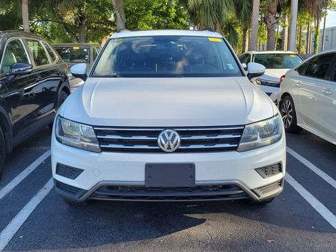 Used 2020 Volkswagen Tiguan SE w/ Panoramic Sunroof Package FWD image 2