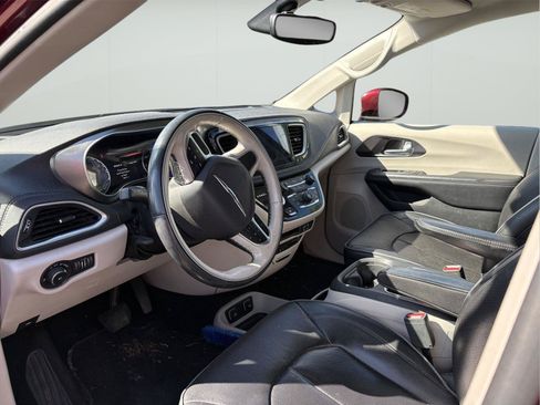 Used 2017 Chrysler Pacifica Limited FWD image 8