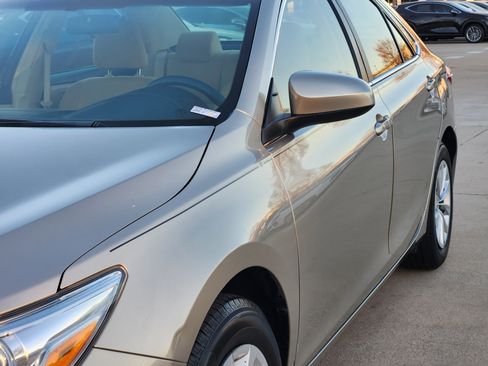 Used 2015 Toyota Camry LE image 9