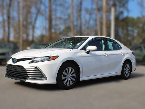 Used 2023 Toyota Camry LE image 3