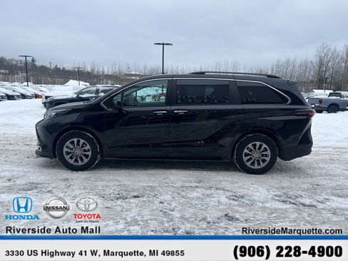 Used 2024 Toyota Sienna XLE image 4