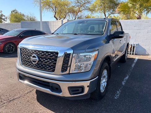 Used 2018 Nissan Titan SV w/ SV Convenience Package RWD image 2