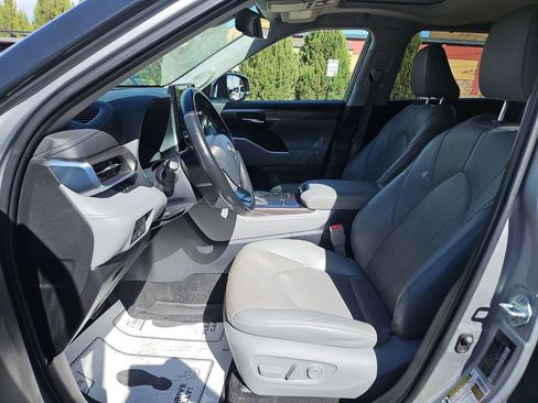 Used 2023 Toyota Highlander Limited FWD image 9