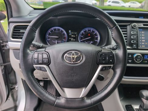Used 2019 Toyota Highlander Limited Platinum FWD image 18
