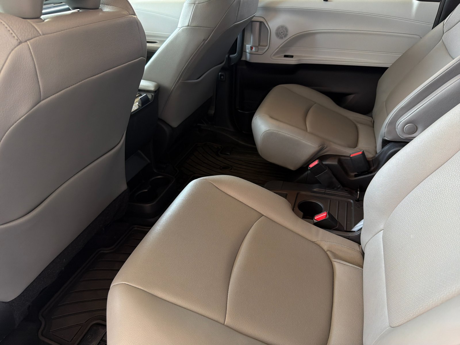 Used 2025 Toyota Sienna XLE w/ XLE Plus Package FWD image 11