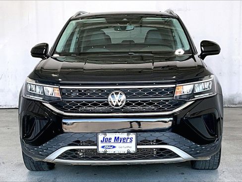 Used 2022 Volkswagen Taos SE w/ Panoramic Sunroof Package image 2