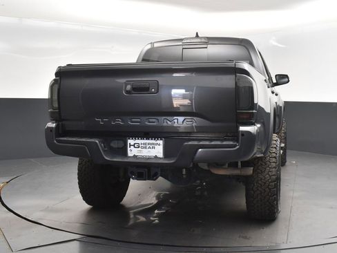 Used 2020 Toyota Tacoma TRD Off-Road image 7