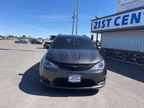 Used 2020 Chrysler Pacifica Touring-L w/ S Appearance Package FWD image 2