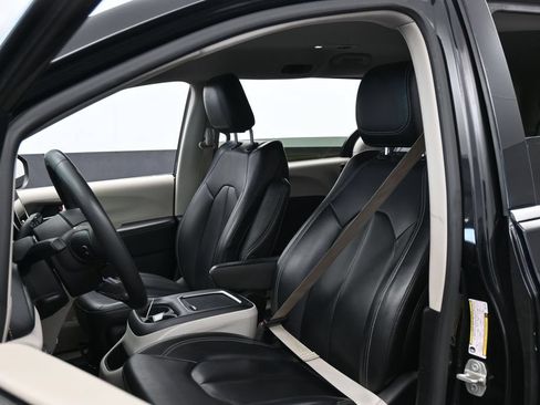 Used 2023 Chrysler Pacifica Touring-L FWD image 10