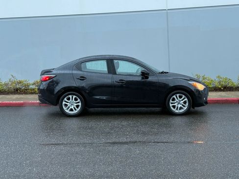 Used 2017 Toyota Yaris iA image 6