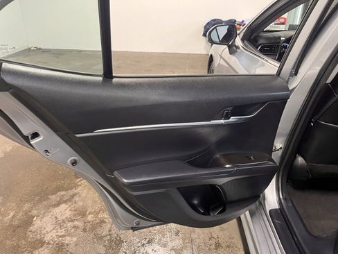 Used 2022 Toyota Camry SE image 19