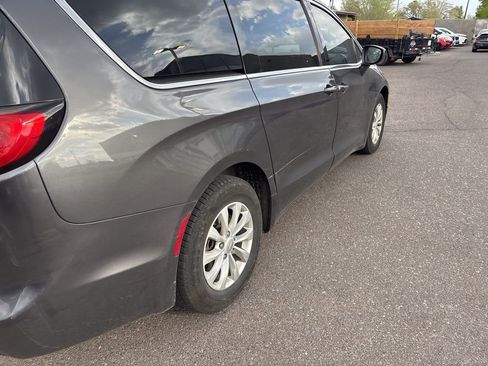 Used 2017 Chrysler Pacifica Touring-L image 10