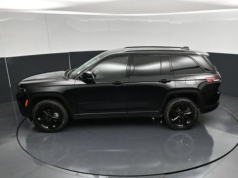 Used 2023 Jeep Grand Cherokee Limited w/ Black Appearance Package AWD/4WD image 55