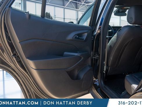Used 2025 Chevrolet Trax RS FWD image 16