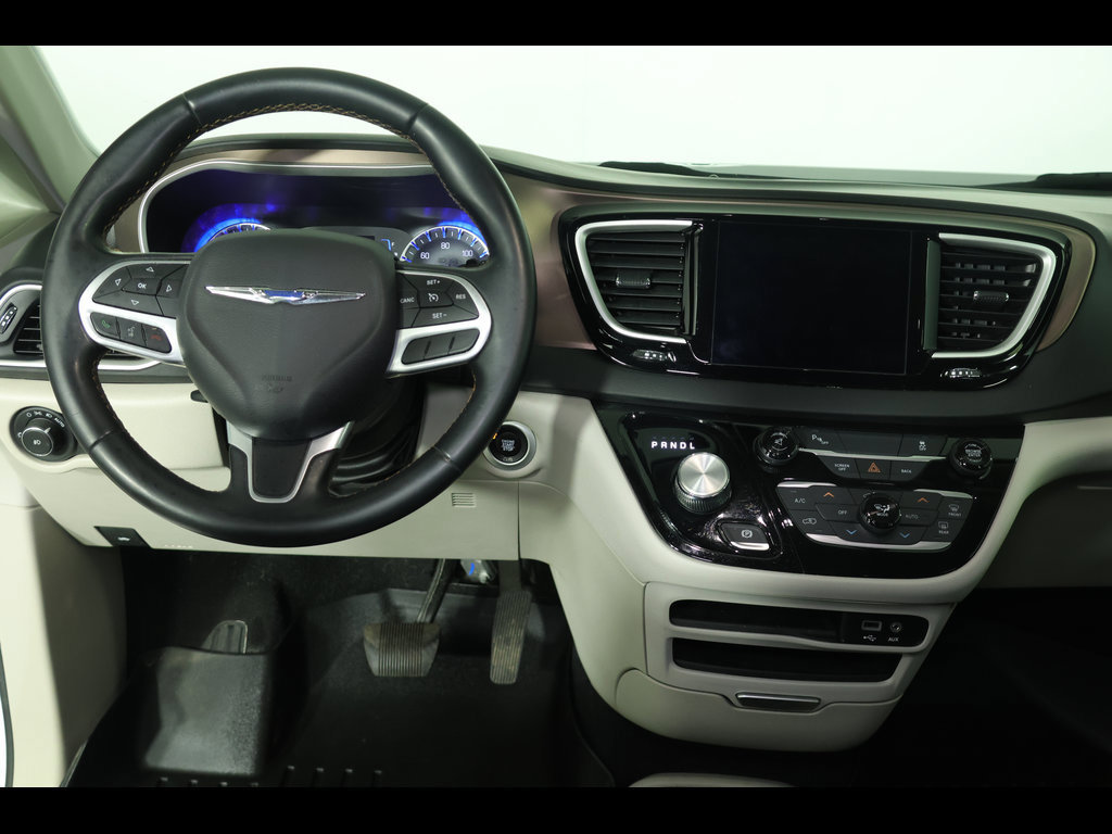 Used 2017 Chrysler Pacifica Touring-L w/ Tire & Wheel Group FWD image 12