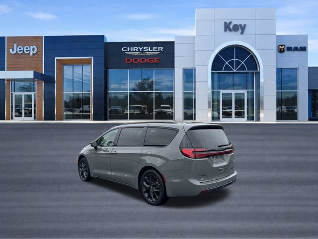 Used 2025 Chrysler Pacifica Limited FWD image 3