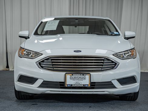 Used 2017 Ford Fusion SE FWD image 2