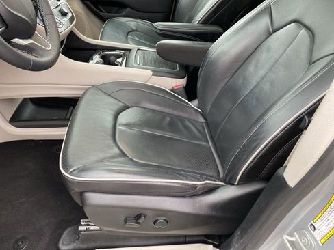 Used 2024 Chrysler Pacifica Limited image 17