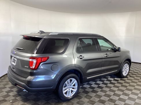Used 2018 Ford Explorer XLT AWD/4WD image 2