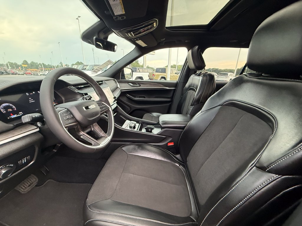New 2027 Jeep Grand Cherokee Altitude RWD image 20