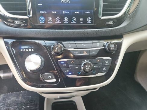 Used 2017 Chrysler Pacifica Touring-L w/ Tire & Wheel Group FWD image 19