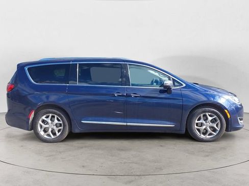 Used 2017 Chrysler Pacifica Limited w/ UConnect Theater Package FWD image 4