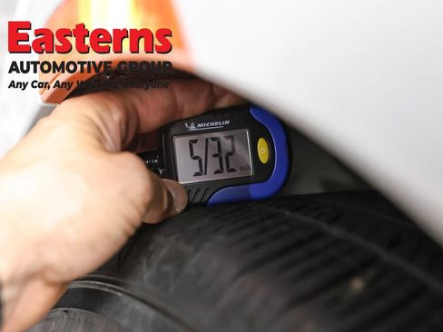 Used 2023 Chrysler Pacifica Touring-L FWD image 28