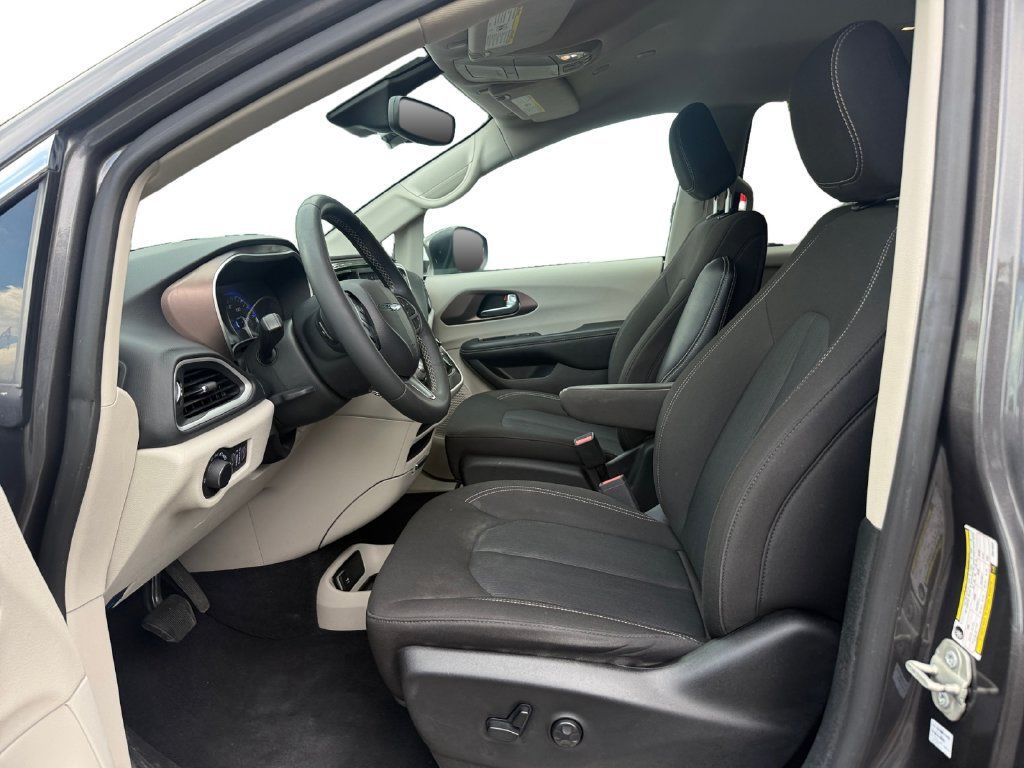 Used 2023 Chrysler Voyager LX FWD image 9