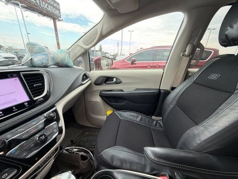 Used 2022 Chrysler Pacifica Touring-L AWD/4WD image 15