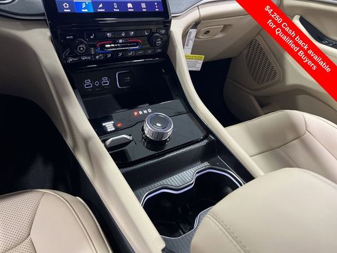 New 2025 Jeep Grand Cherokee Limited w/ Luxury Tech Group II image 10