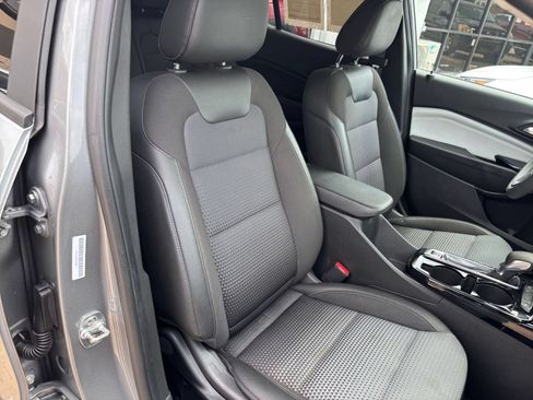 Used 2025 Chevrolet Trax LT FWD image 35
