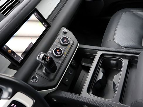 Used 2022 Land Rover Defender 110 X-Dynamic SE AWD/4WD image 19