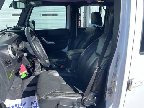 Used 2016 Jeep Wrangler Unlimited Sahara w/ Max Tow Package image 9