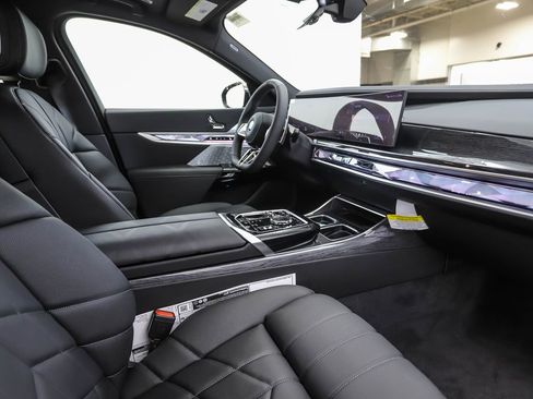 Used 2026 BMW 750e xDrive w/ Executive Package image 31