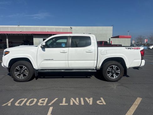 Used 2017 Toyota Tacoma TRD Sport image 4