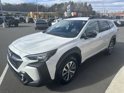 Used 2023 Subaru Outback Premium image 4