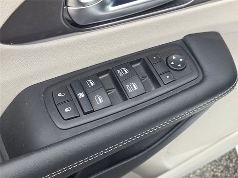 Used 2024 Chrysler Pacifica Touring-L AWD/4WD image 22